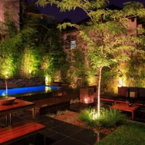 Taman dengan lampu halogen