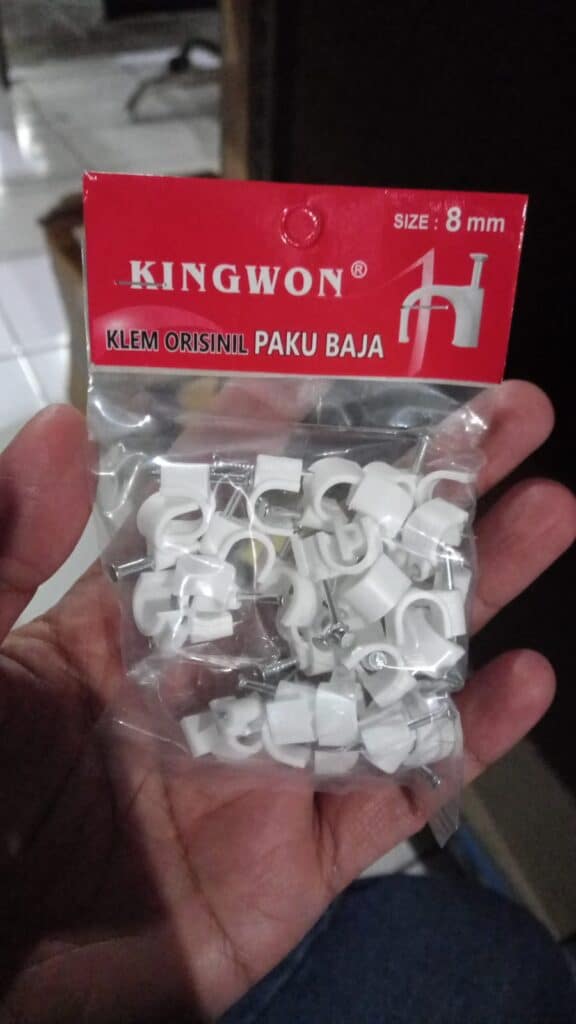 Klem Kabel for electrical wiring, 8mm size, white color, ideal for secure cable connections.
